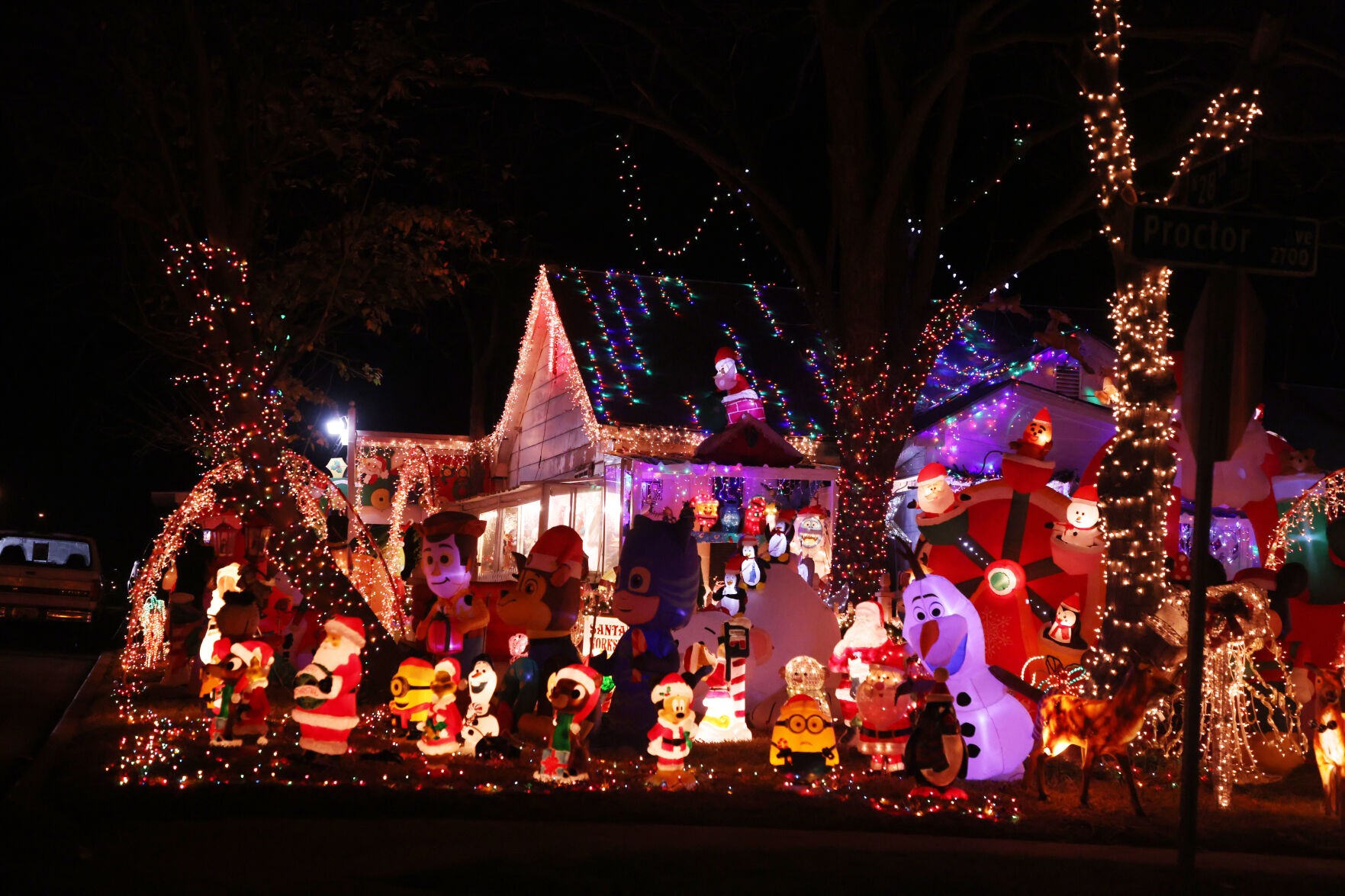 121221-wac-loc-holidaylights-proctor2.JPG